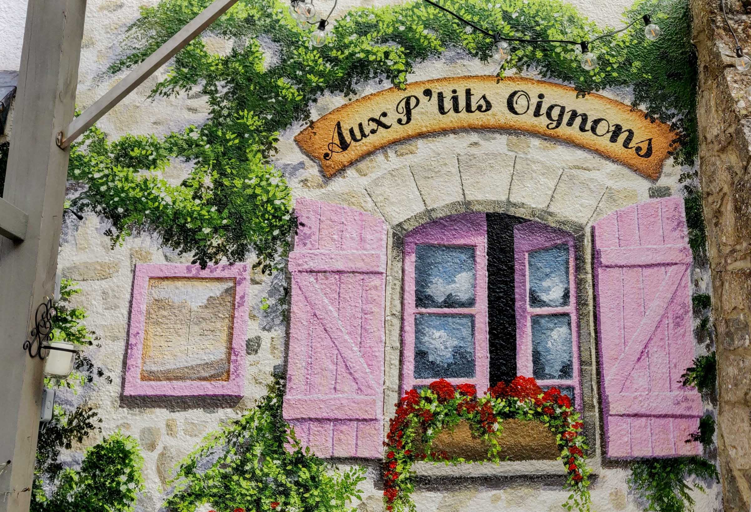 Aux P'tits Oignons Trompe l'oeil sign and window, with menu on the left